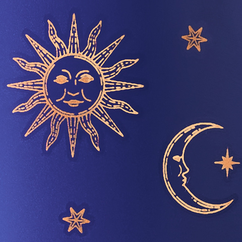 Didascalia: immagine di un sole e di una luna su sfondo blu