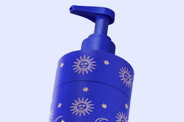 Légende : un distributeur de savon bleu avec des motifs de soleil et de lune