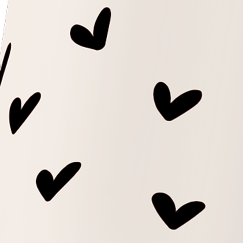 Didascalia: una foto in bianco e nero di una penna e di un foglio con dei cuori disegnati sopra