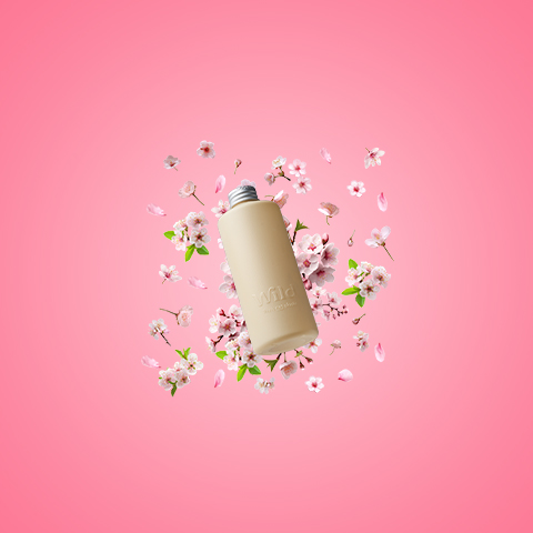 Bildunterschrift: ein rosa Hintergrund mit Blumen und einer Flasche