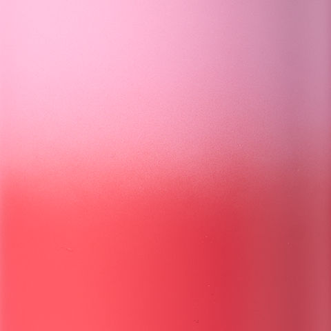 Didascalia: un primo piano di un liquido rosso e rosa