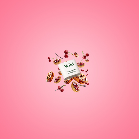 Légende : un fond rose avec une étiquette blanche portant le mot "wild".
