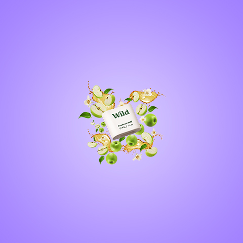 Bildunterschrift: lila Hintergrund mit einem Buch und Blumen