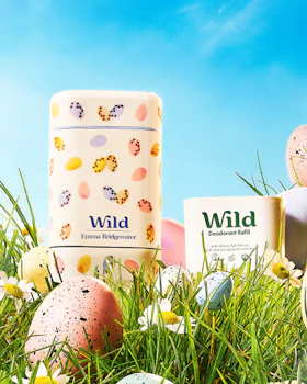 Caption: a bunch of eggs that are in the grass