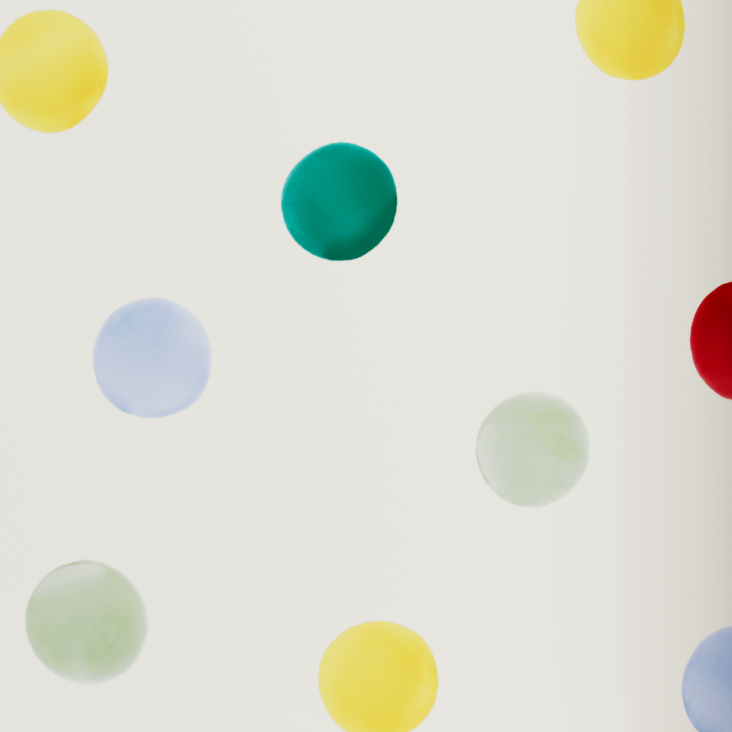 Légende : un mur blanc avec des cercles multicolores.