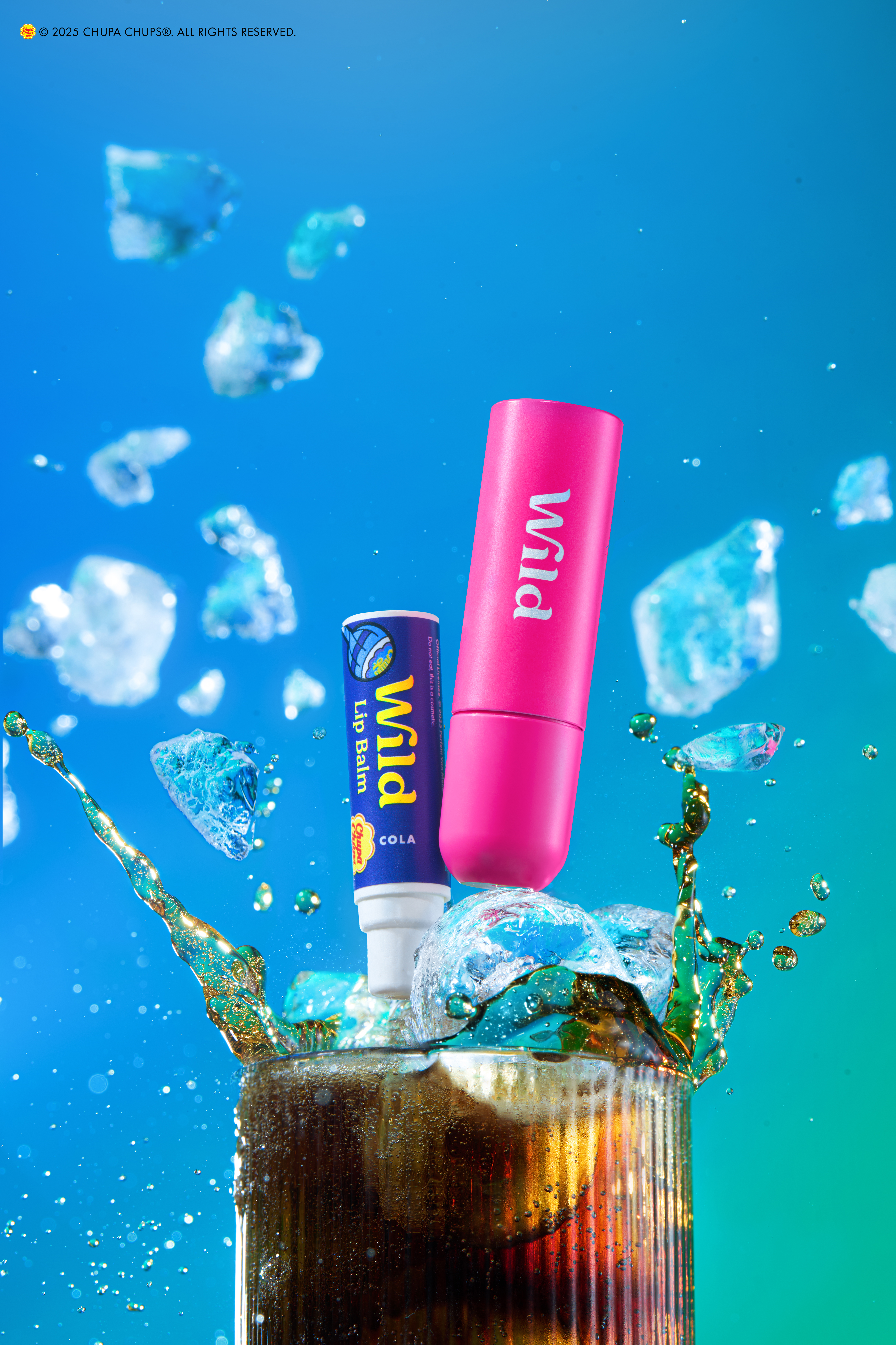 Onderschrift: een tube lippenboter bovenop een glas