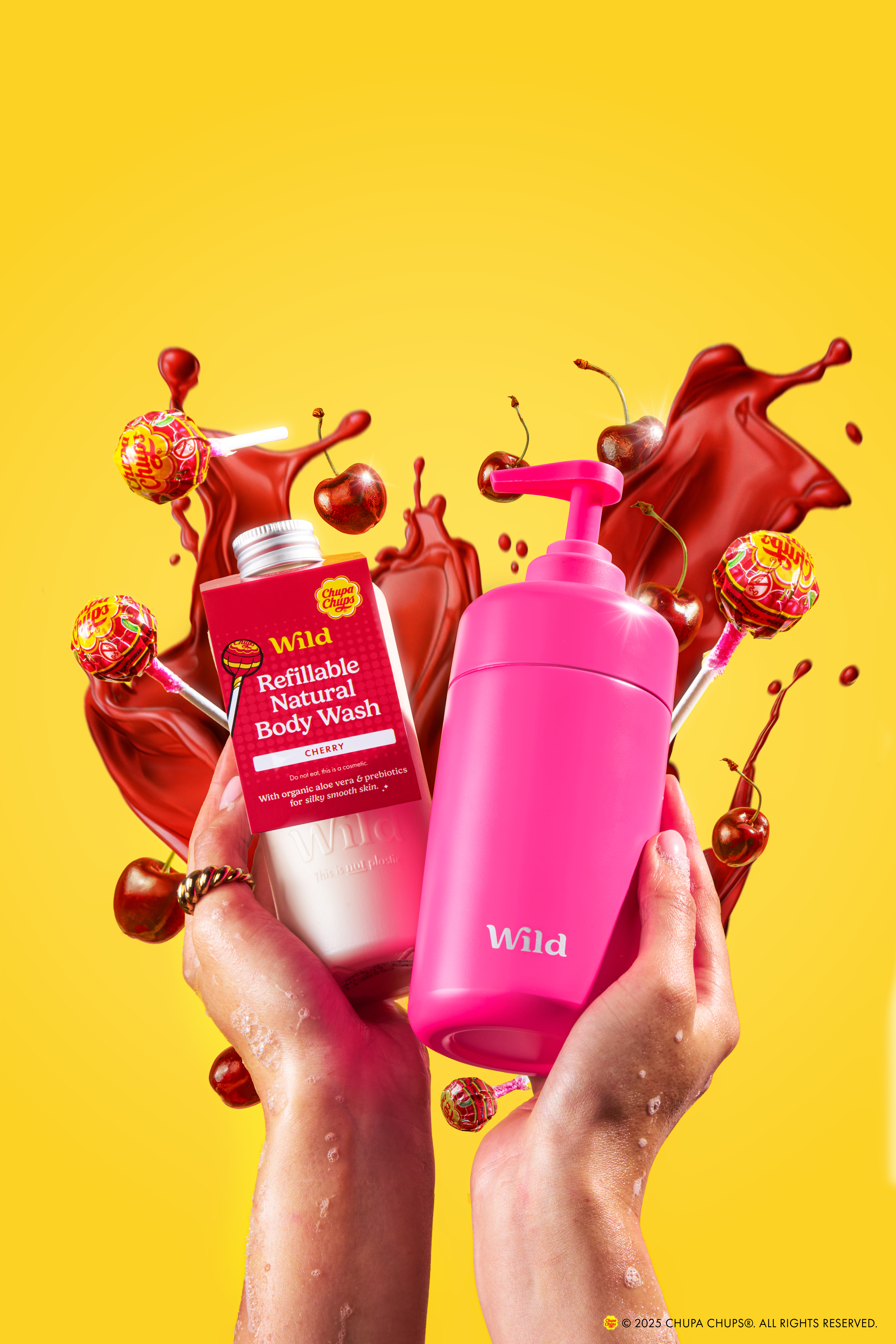 Bijschrift: een persoon met een roze fles haarverzorging