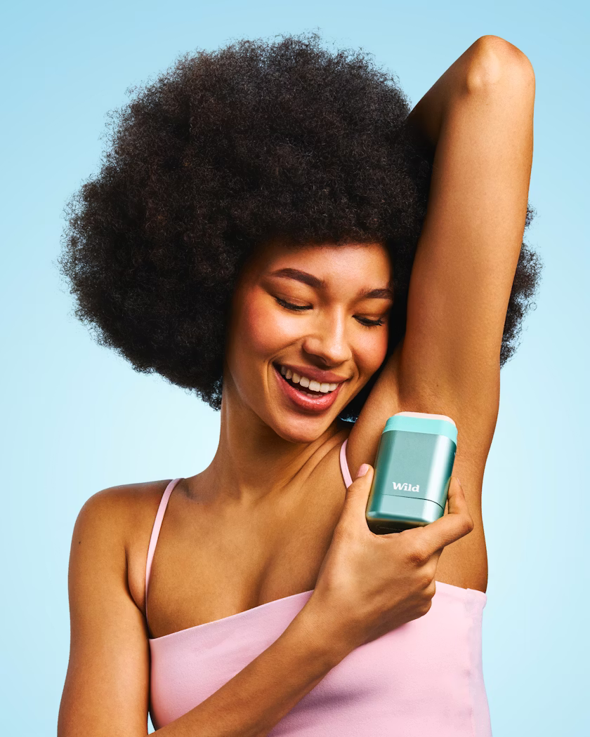 Onderschrift: een vrouw met een afro die een mobiele telefoon vasthoudt