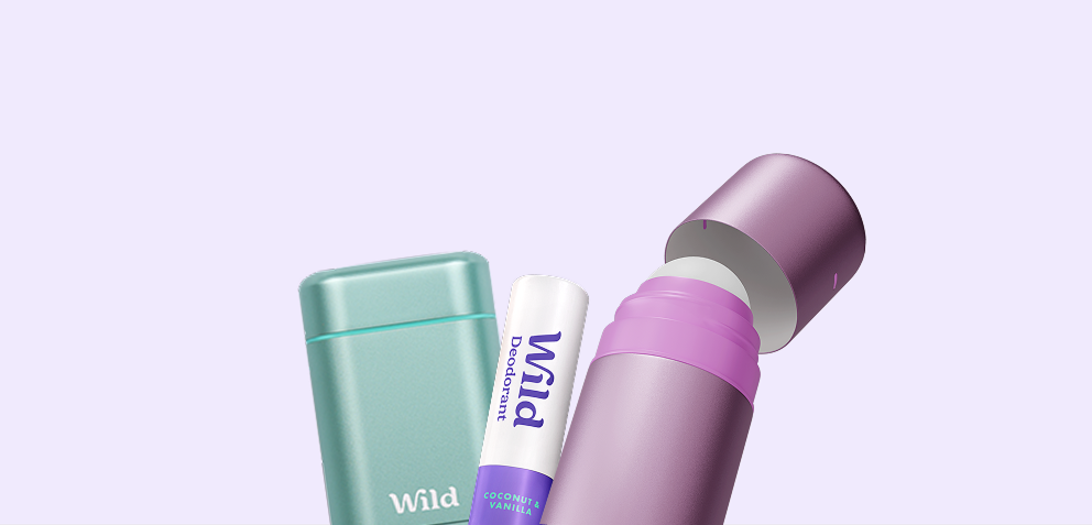 Bildunterschrift: drei verschiedene Arten von Lippenbalsam auf einem Tisch