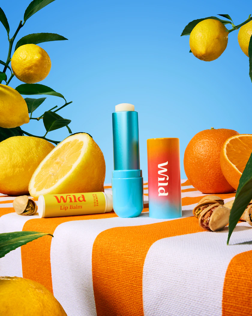 Bildunterschrift: ein Tisch mit Orangen und einer Tube Lippenbalsam