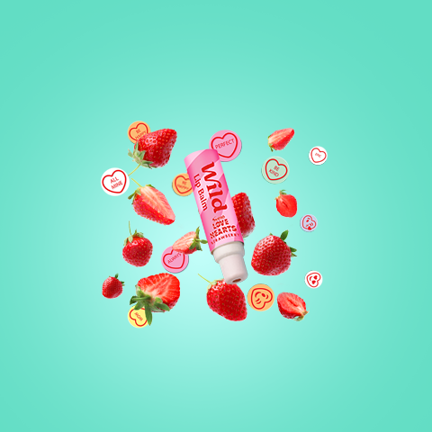 Bildunterschrift: eine Tube Zahnpasta, umgeben von Erdbeeren und Erdbeeren