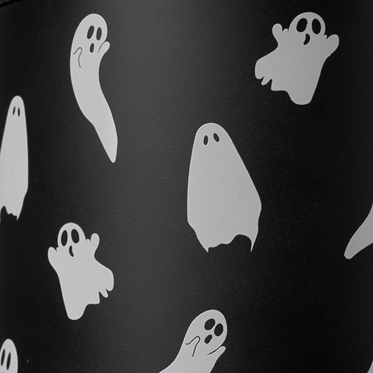 Didascalia: una lattina di soda con adesivi di fantasmi