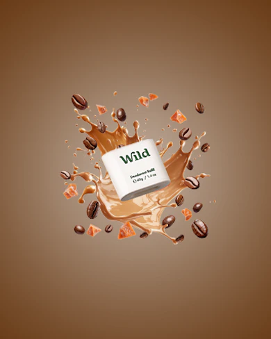 Légende : un paquet de café wada sur une pile de grains de café