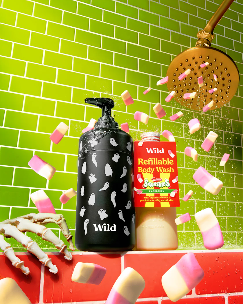 Bildunterschrift: eine Flasche Shampoo neben einem Seifenspender
