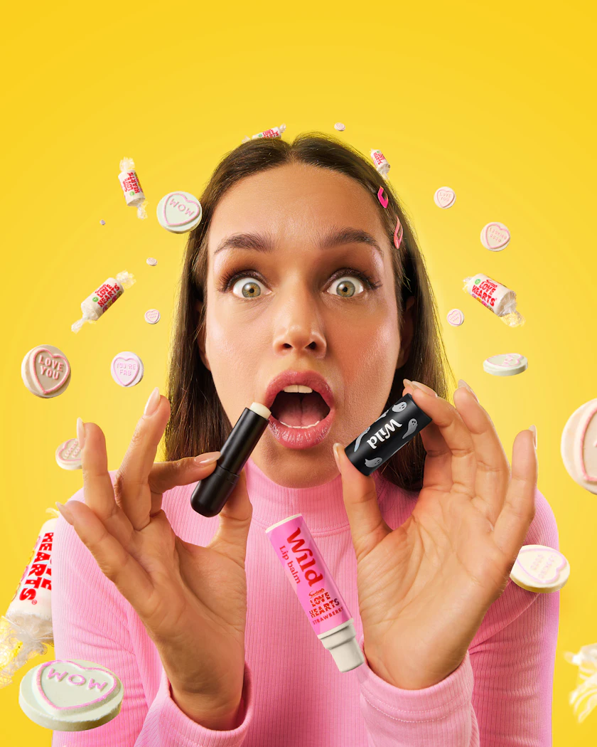 Bildunterschrift: eine Frau hält sich einen Lippenstift vor das Gesicht