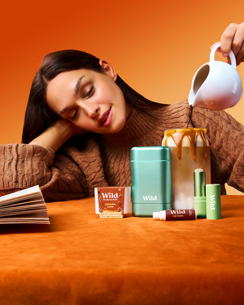 Légende : une femme assise à une table avec une tasse de café