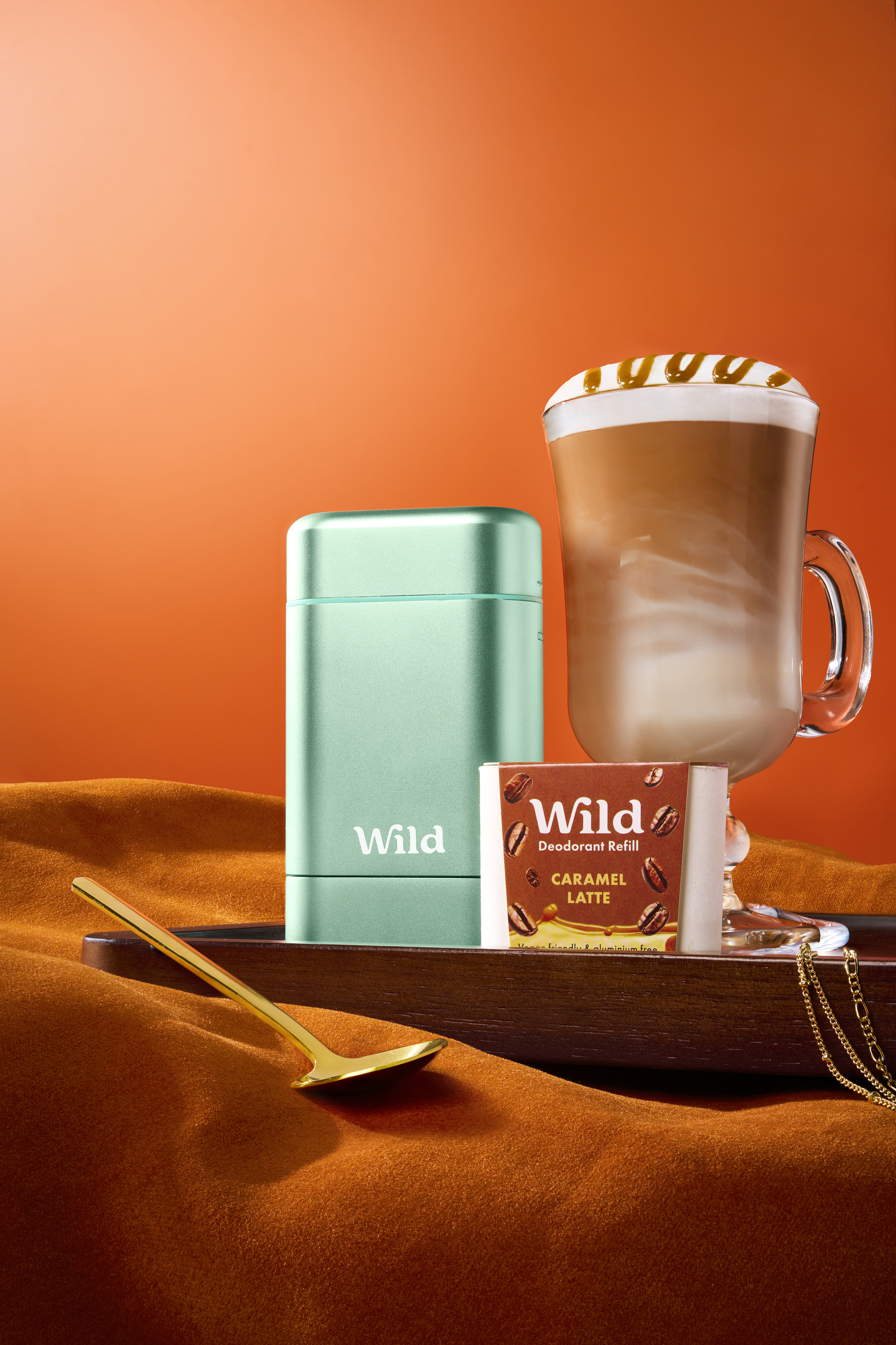 Bildunterschrift: ein Tablett mit einer Tasse Kaffee und einer Tafel Schokolade