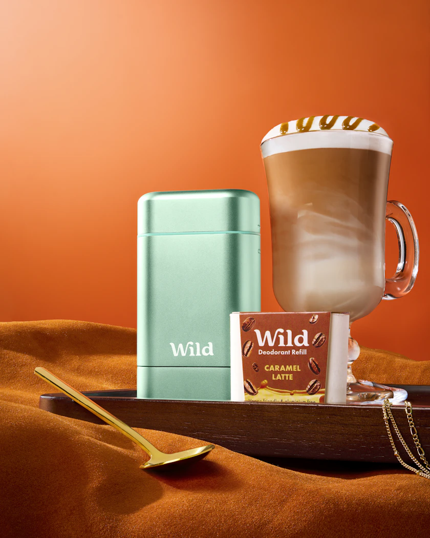 Légende : un plateau avec une tasse de café et une barre de chocolat