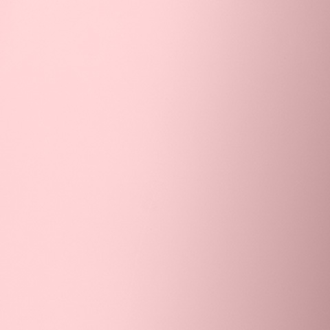 Didascalia: primo piano di uno spazzolino da denti su sfondo rosa