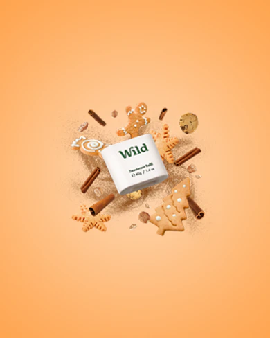 Légende : un fond orange avec des biscuits au gingembre et un panneau indiquant "wwdd".