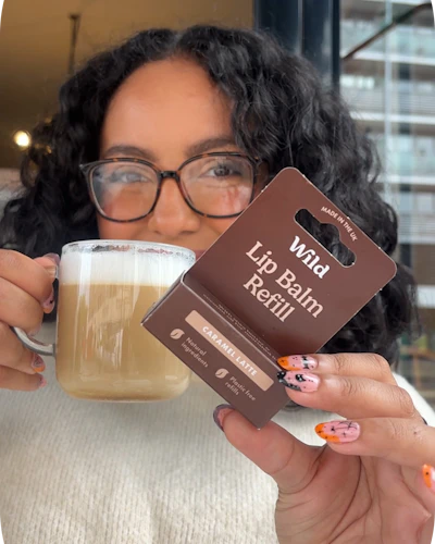 Bildunterschrift: eine Frau mit einer Karte und einer Tasse Kaffee
