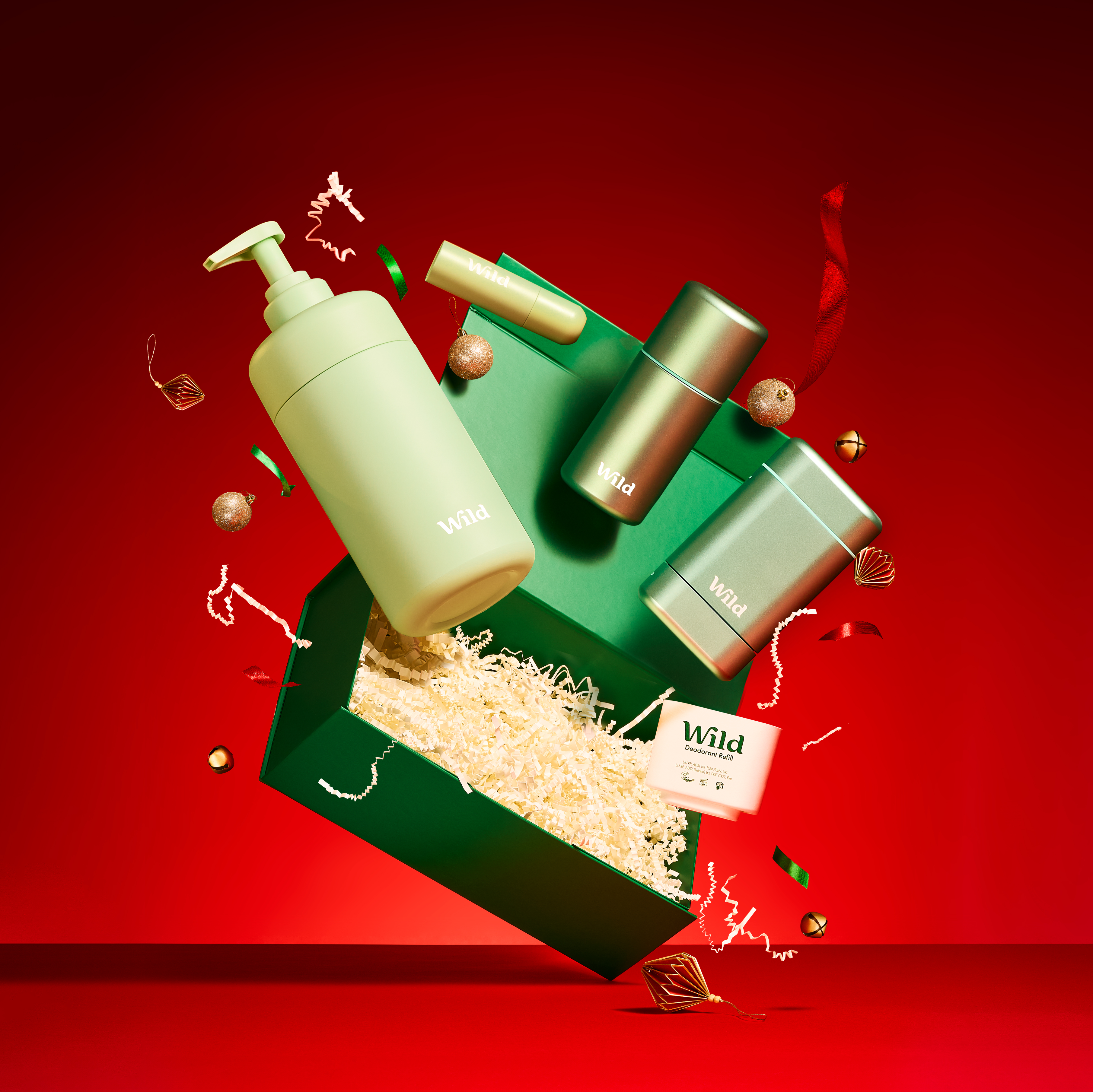 Légende : un fond rouge avec une boîte verte et quelques bouteilles