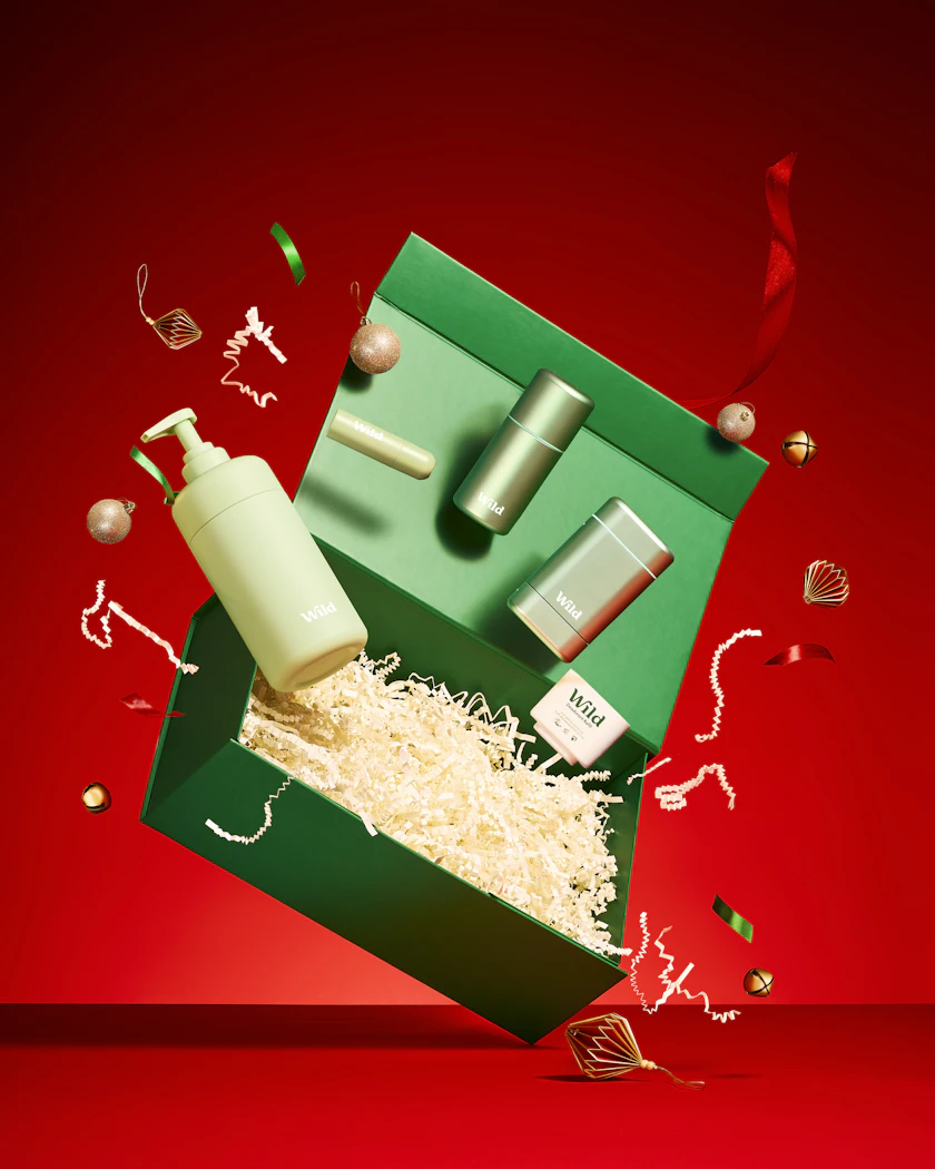 Légende : un fond rouge avec une boîte verte contenant un flacon de lotion et un tube.