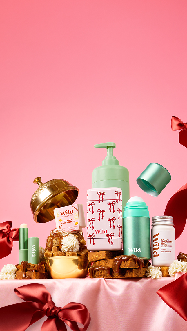 Bildunterschrift: ein Tisch, auf dem viele verschiedene Gegenstände liegen