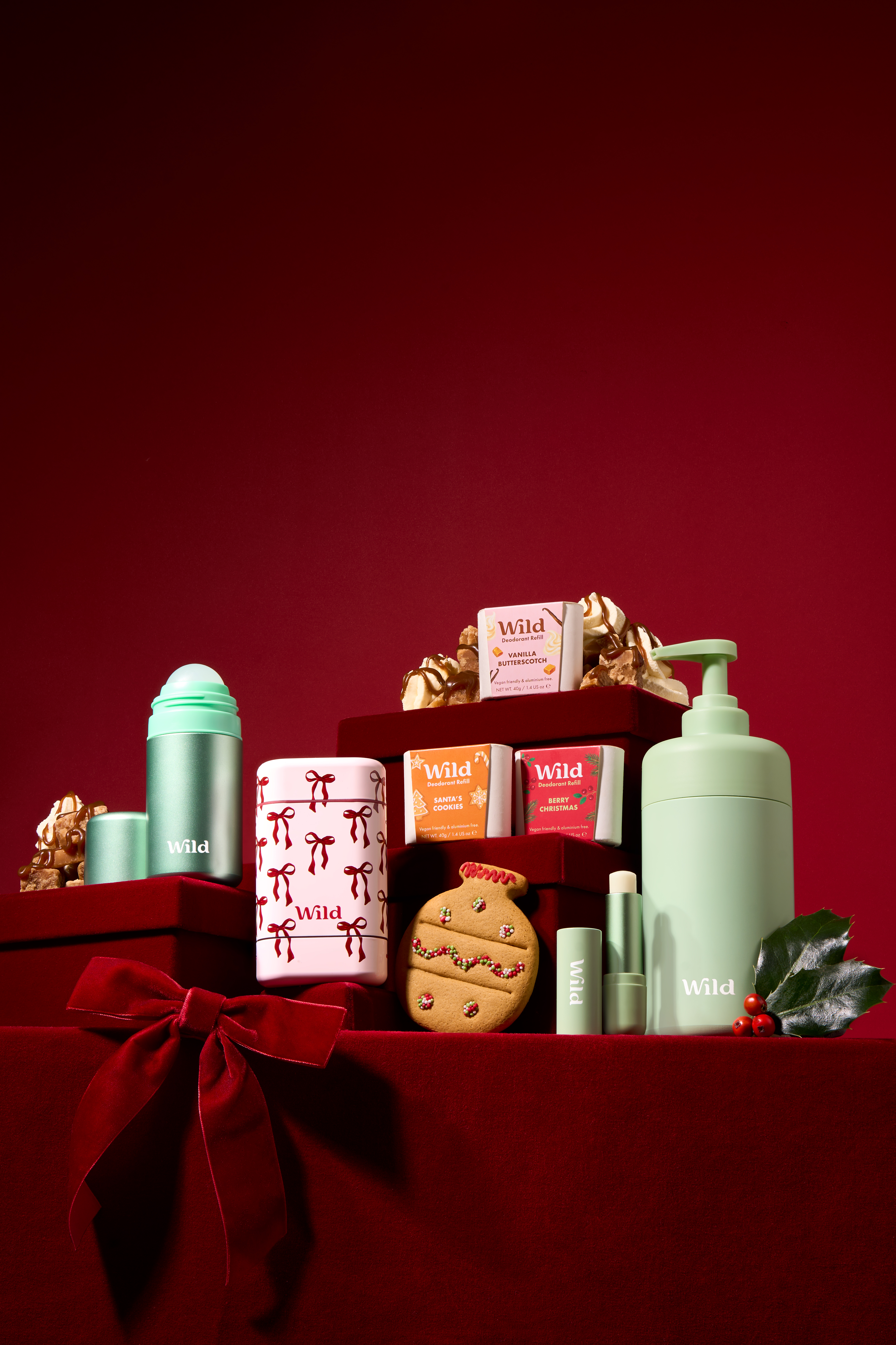 Bildunterschrift: eine rote Schachtel, gefüllt mit vielen verschiedenen Gegenständen