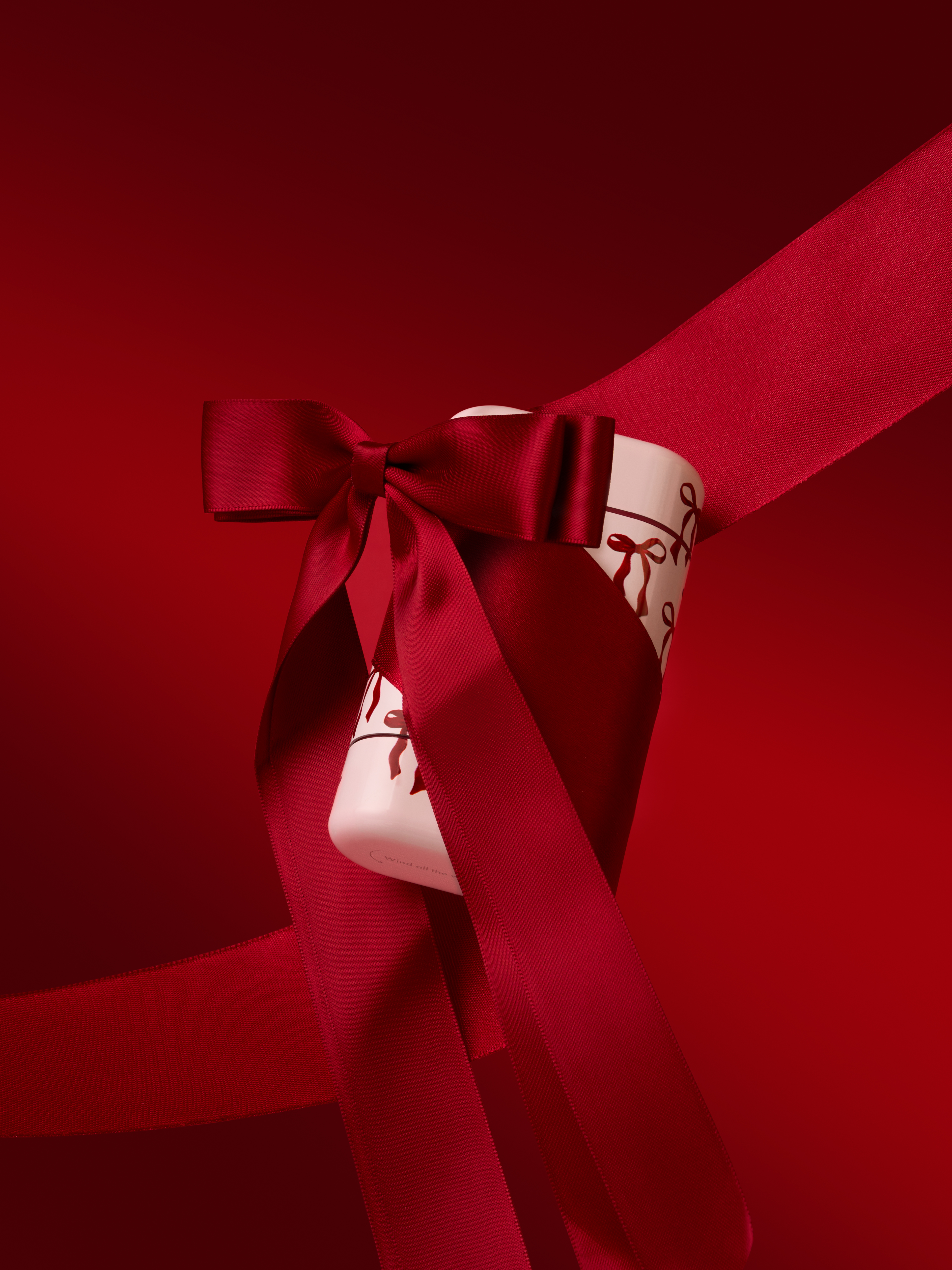 Bildunterschrift: ein rotes Band ist um eine Glocke gebunden