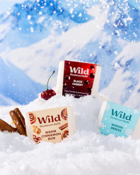 Bildunterschrift: ein Haufen Schnee mit einer Schachtel Wild und einer Schachtel Zimtzucker