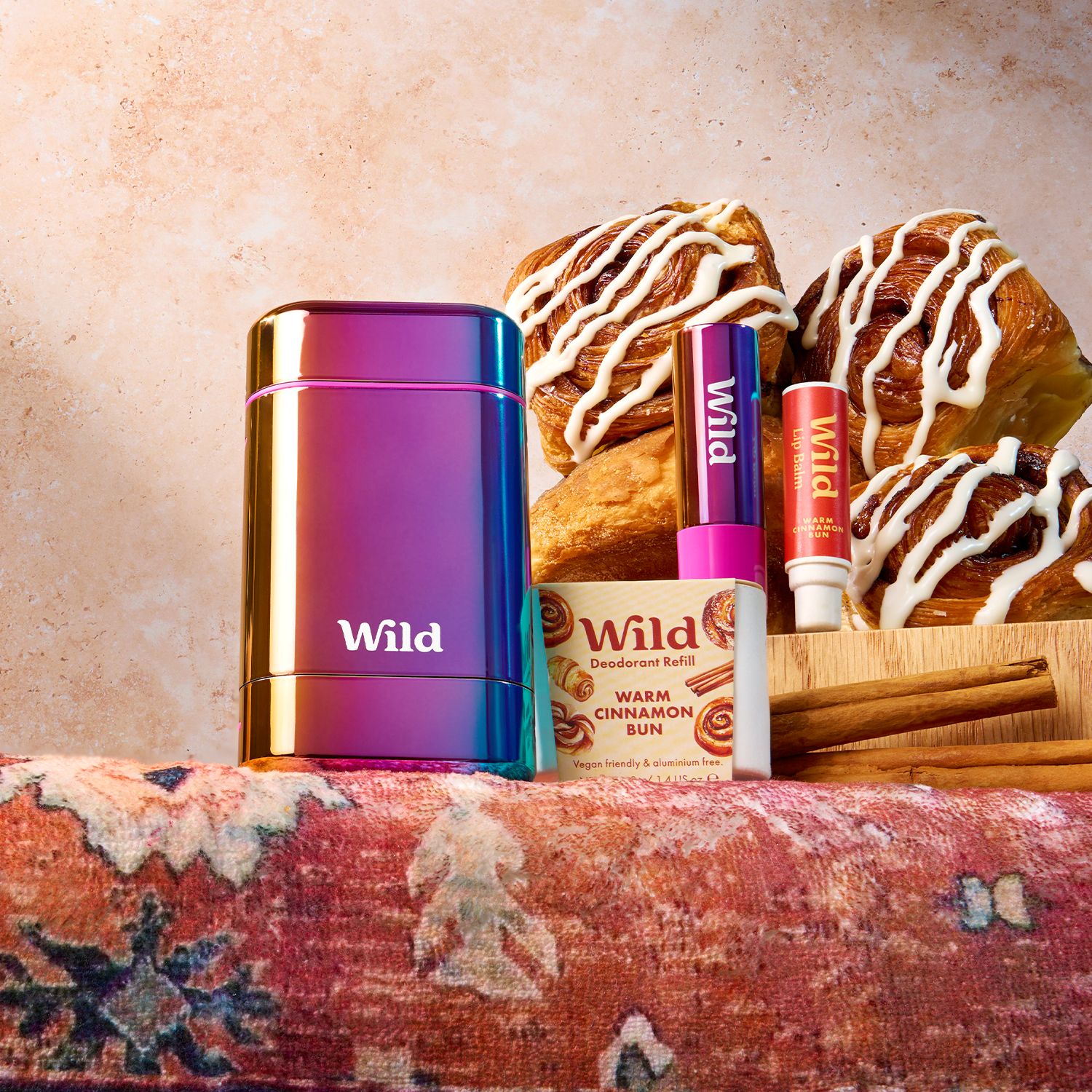 Bijschrift: een tafel met gebak en een paarse aansteker