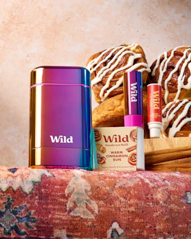 Bildunterschrift: ein Tisch mit Gebäck und einem violetten Feuerzeug