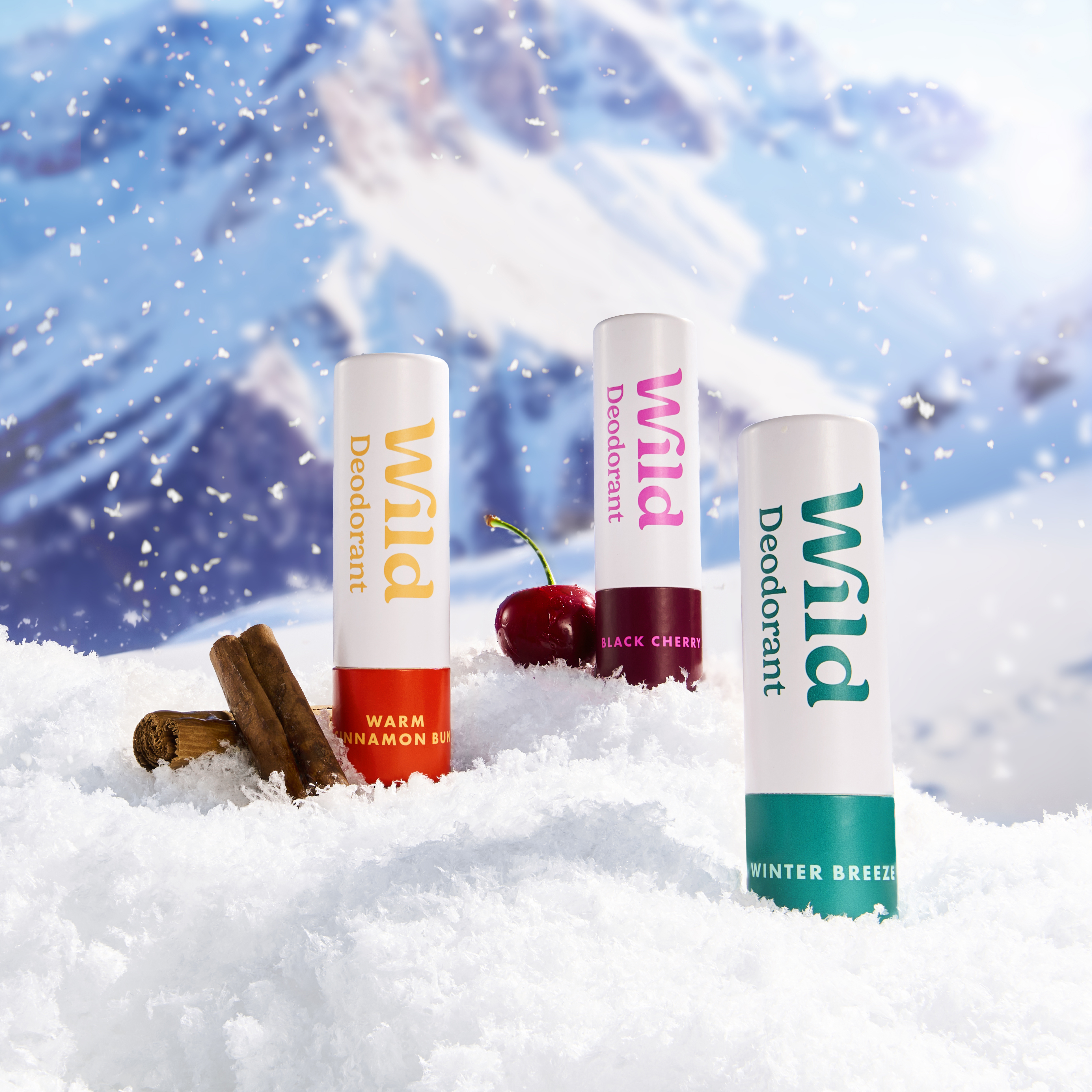 Bijschrift: een groep van drie lippenbalen bovenop een berg sneeuw