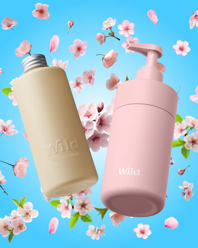 Bildunterschrift: eine rosa Wasserflasche und eine hellbraune Wasserflasche auf blauem Hintergrund