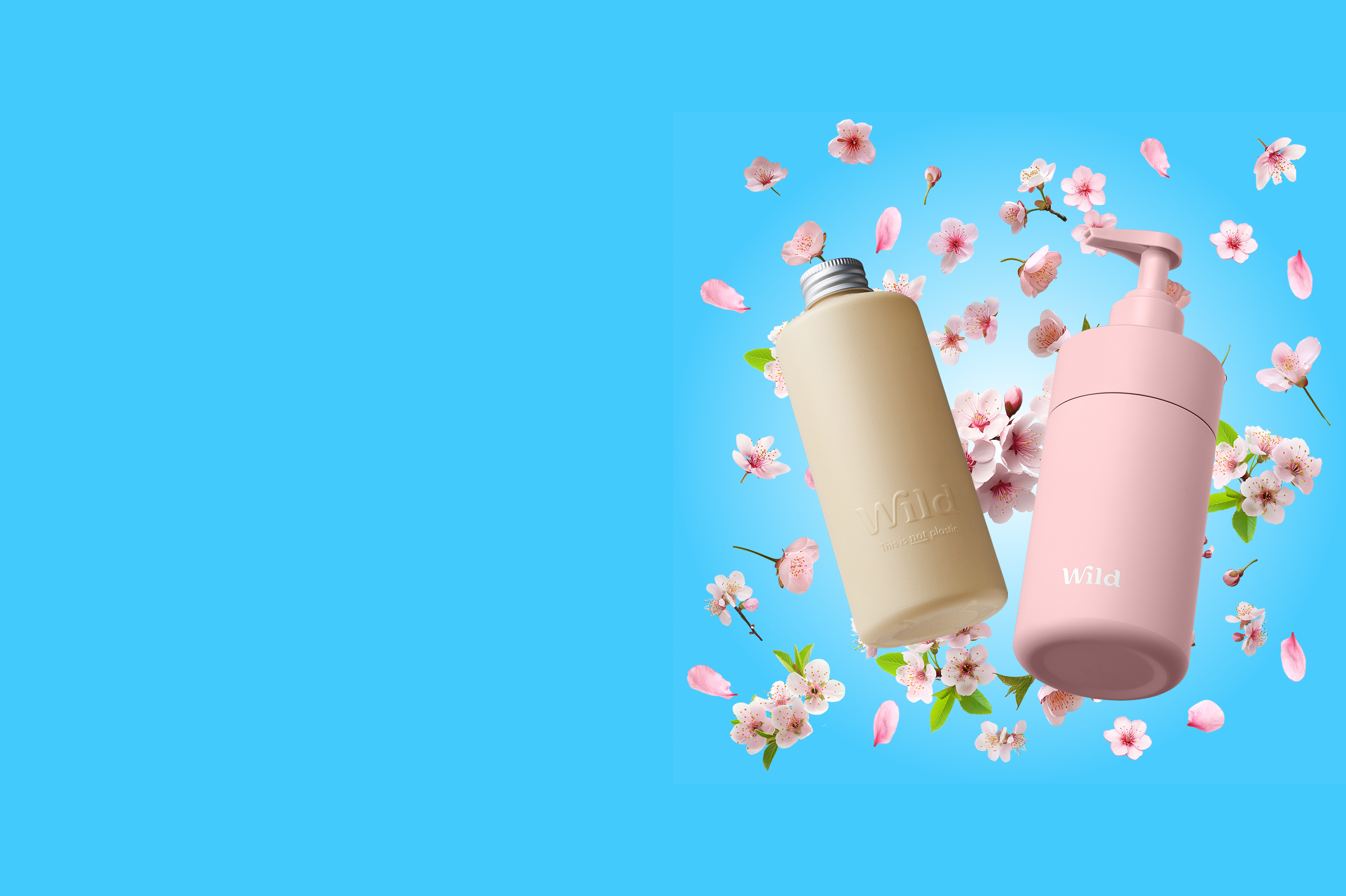 Didascalia: una bottiglia d'acqua rosa e una beige su sfondo blu