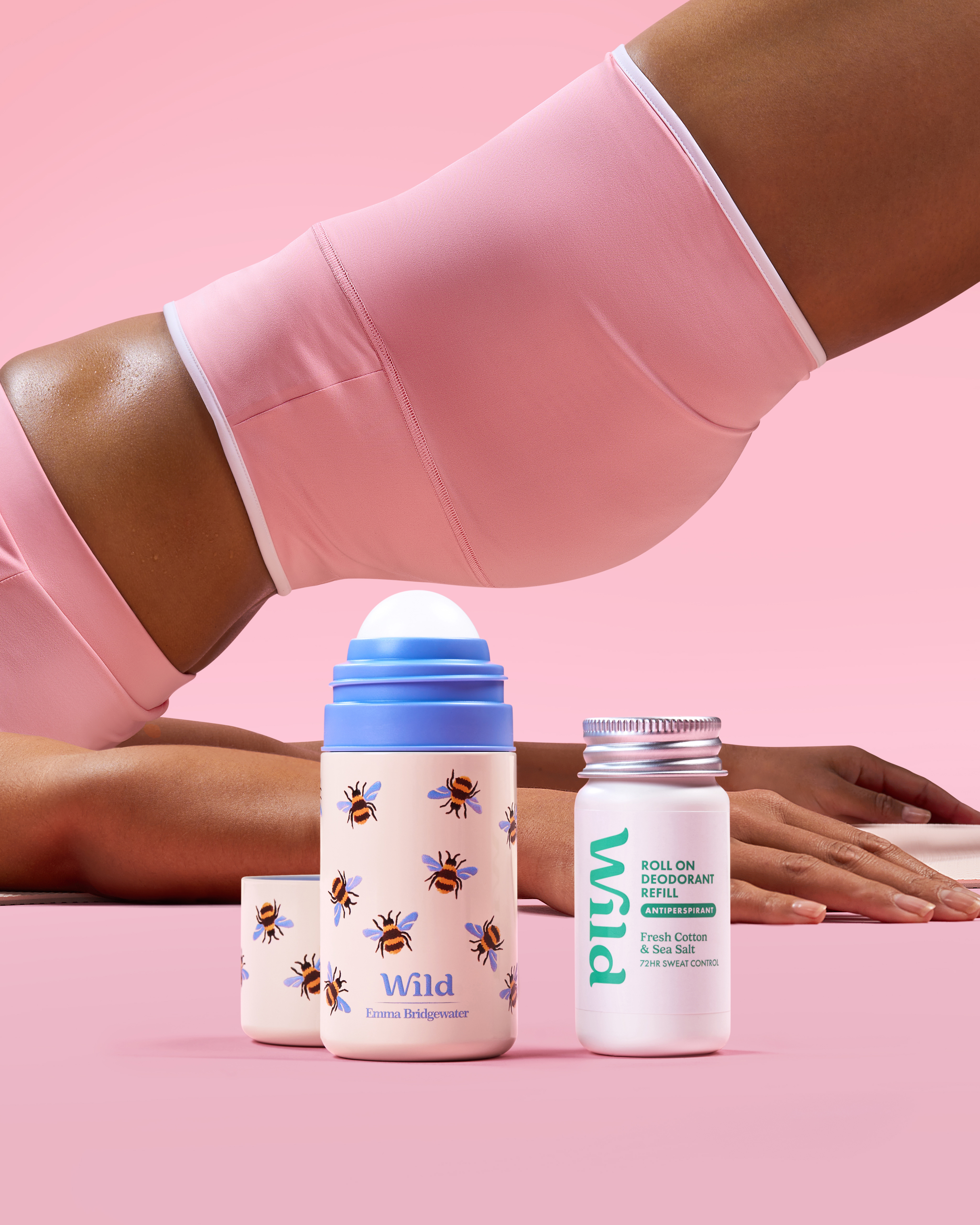 Bildunterschrift: eine Frau macht Liegestütze mit einer Wasserflasche