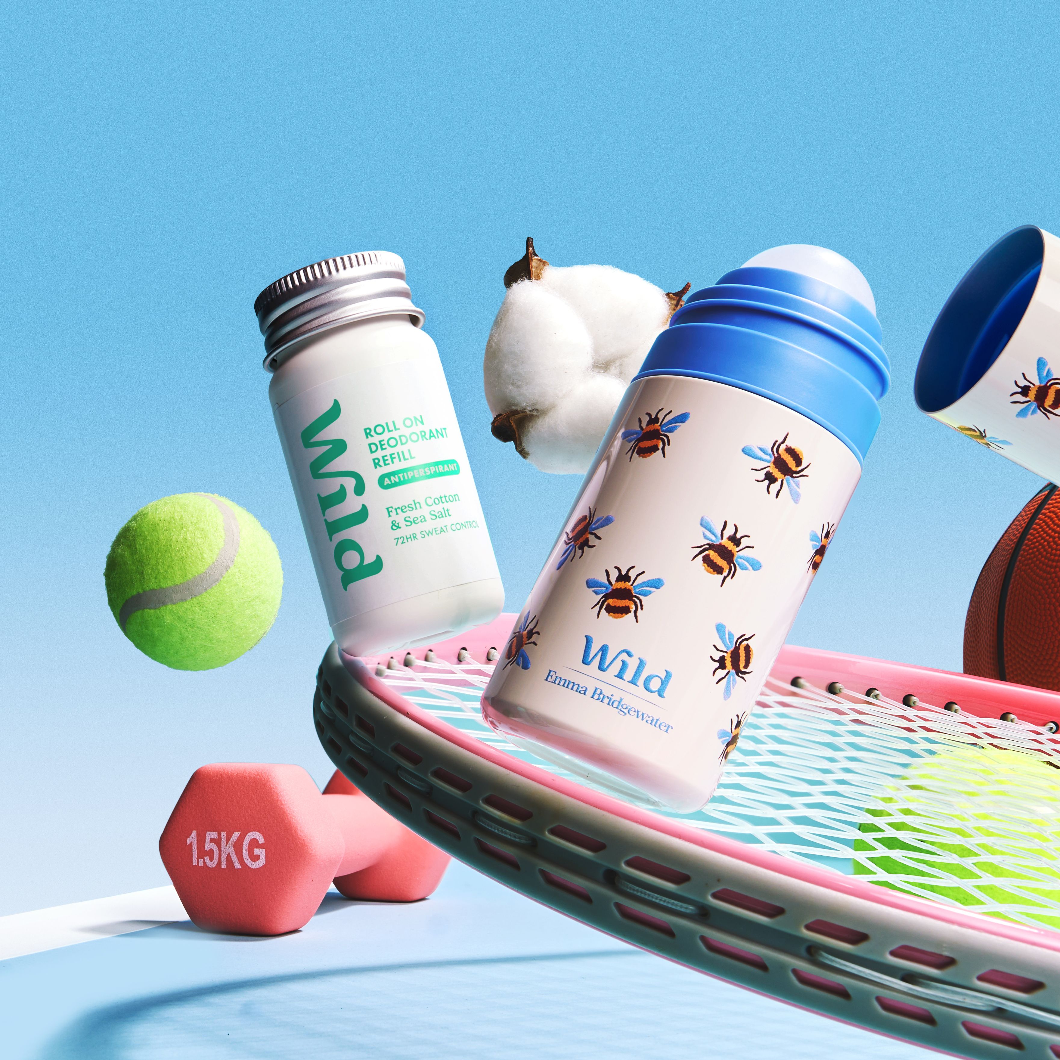 Légende : une raquette de tennis avec une balle, un gobelet et un flacon de médicaments.