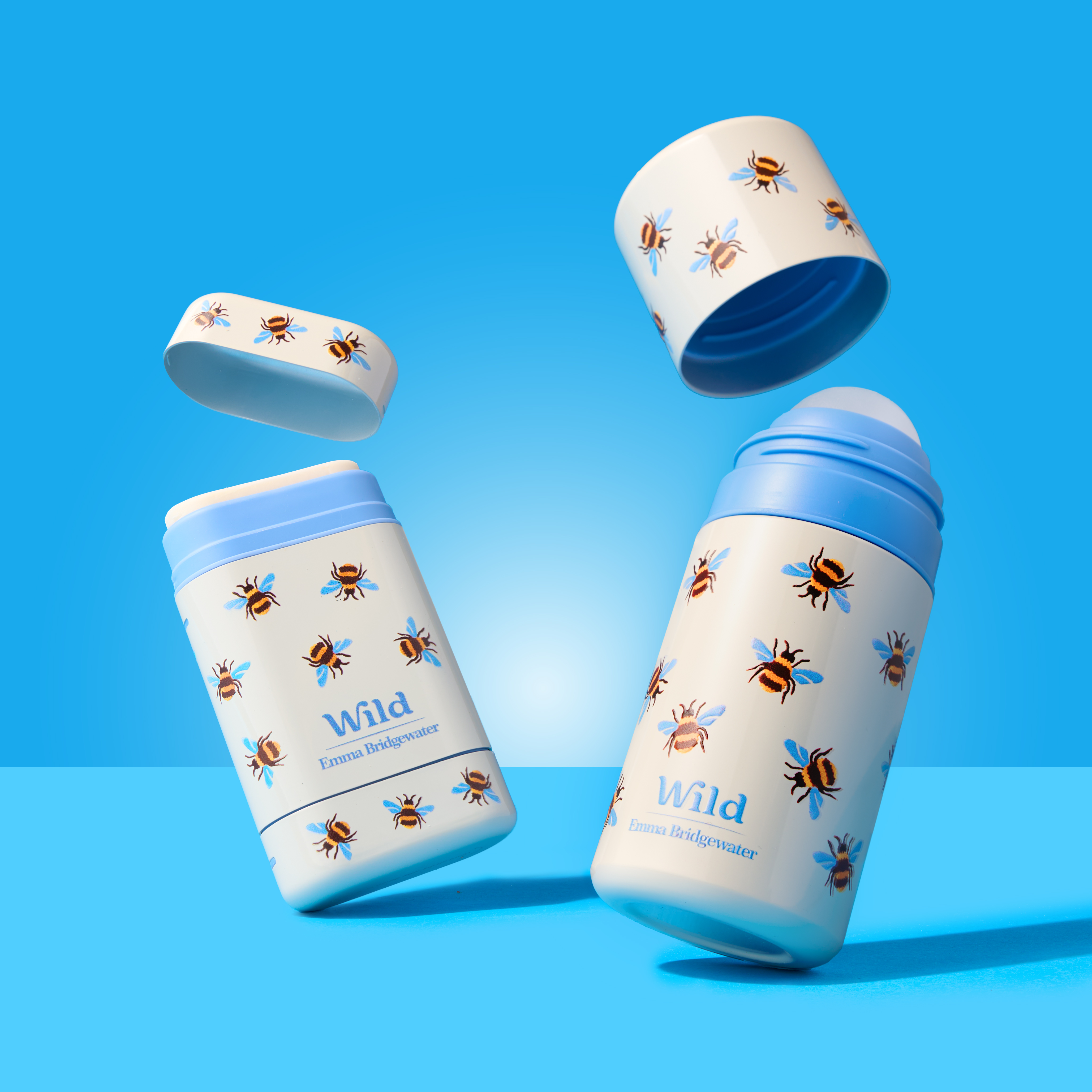 Bildunterschrift: ein paar Flaschen, die auf einem Tisch stehen