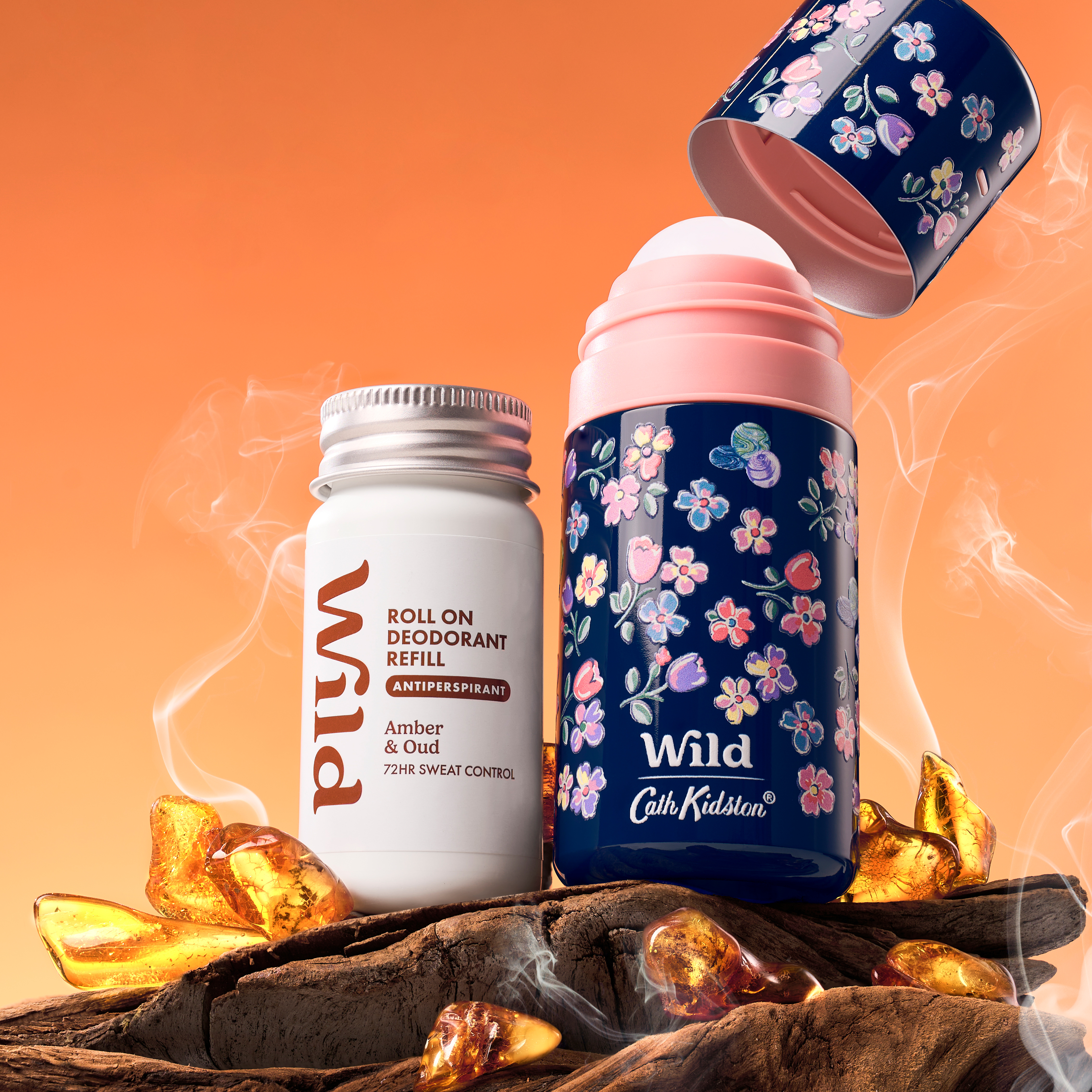 Bildunterschrift: Ein paar Flaschen stehen auf einem Holztisch.