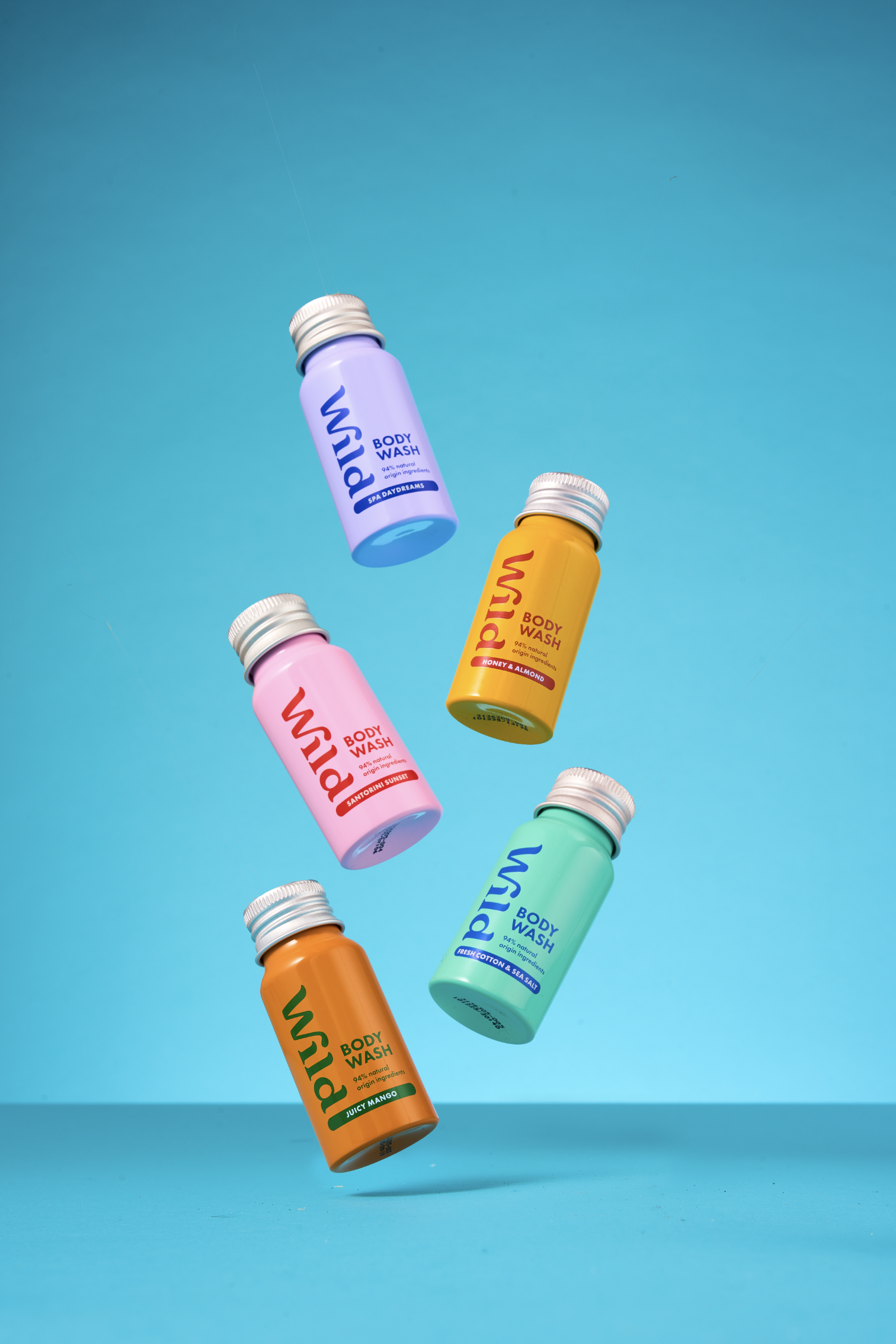 Bildunterschrift: Eine Gruppe von vier Flaschen mit Vitaminen fliegt durch die Luft.