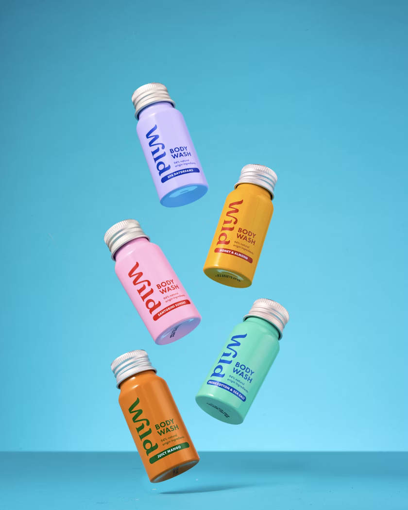 Légende : un groupe de quatre bouteilles de vitamines volant dans les airs