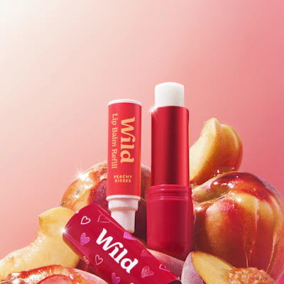 Pie de foto: una pila de manzanas con bálsamos labiales encima.