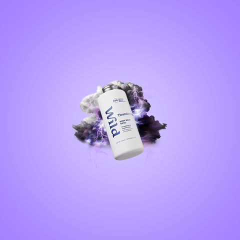 Bildunterschrift: Eine Flasche Deodorant auf violettem Hintergrund