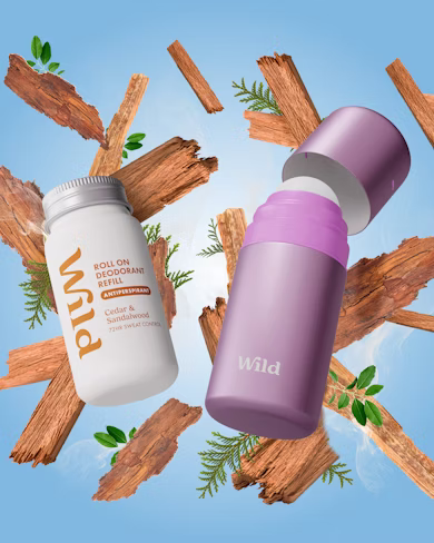 Bijschrift: een fles vitamineolie en een fles vitamineolie op een blauwe achtergrond
