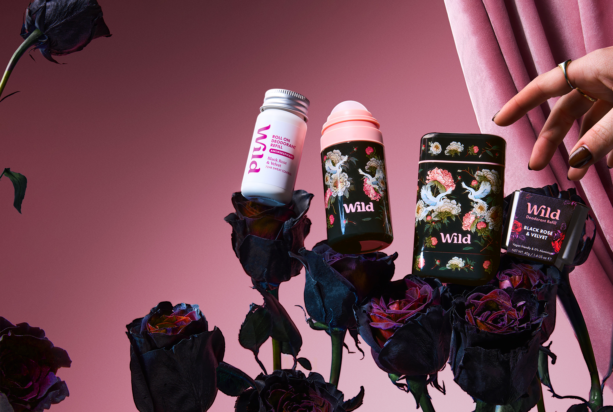 Didascalia: una mano che afferra una bottiglia di Whirl accanto a due rose