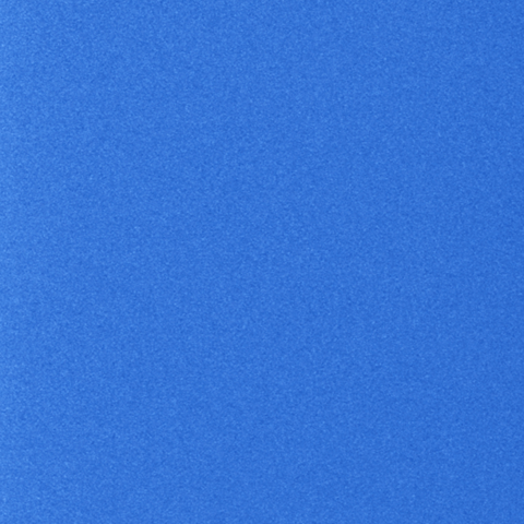 Bildunterschrift: Ein Flugzeug fliegt am blauen Himmel.