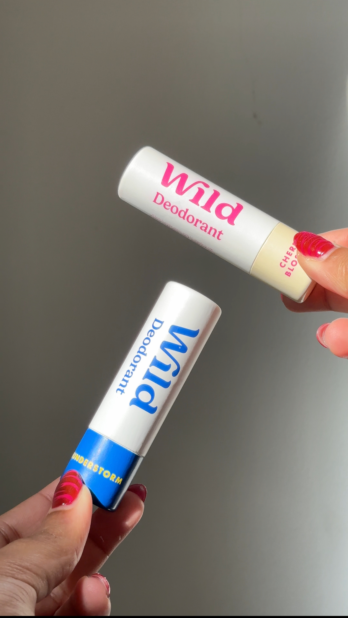 Bildunterschrift: Eine Frau hält eine Tube Lippenbutter in der Hand