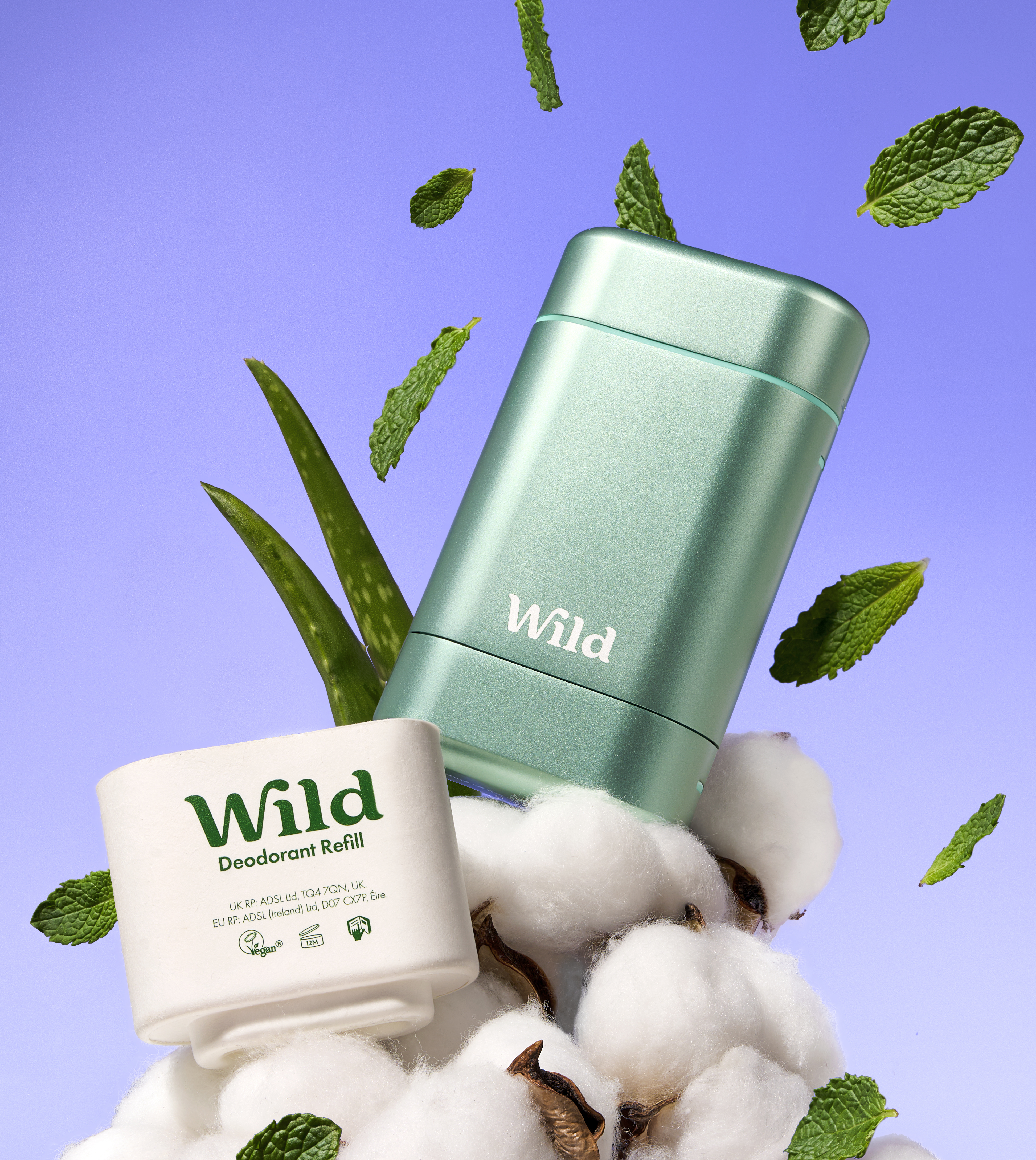 Bildunterschrift: Nahaufnahme einer Flasche „Wild“ auf einem Baumwollhaufen