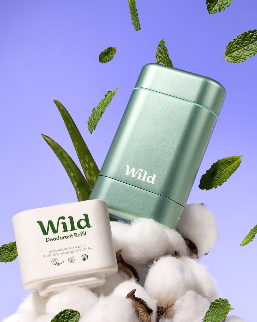 Bildunterschrift: Nahaufnahme einer Flasche „Wild“ auf einem Baumwollhaufen